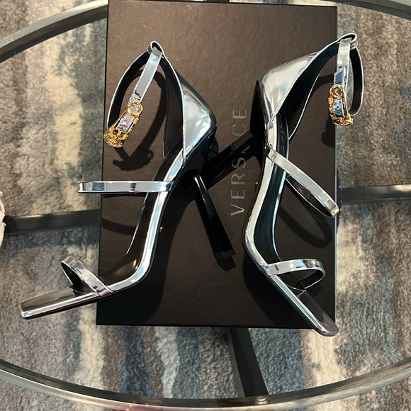 Brand New Versace Sandals Size 39. Comes with Box and Dust Bag. - Picture 8 of 8